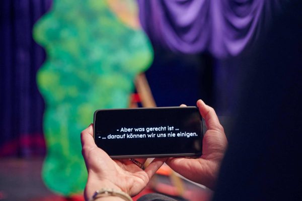 SMARTPHONE | Robin Hood | Staatstheater Karlsruhe | 2025 | © Panthea SMARTPHONE | Robin Hood | Staatstheater Karlsruhe | 2025 | © Panthea